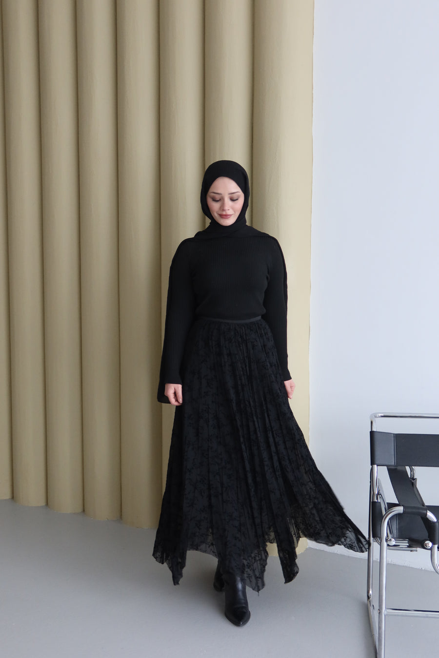 Asimetrik Uçları Dalgalı Kadife Detaylı Etek Siyah