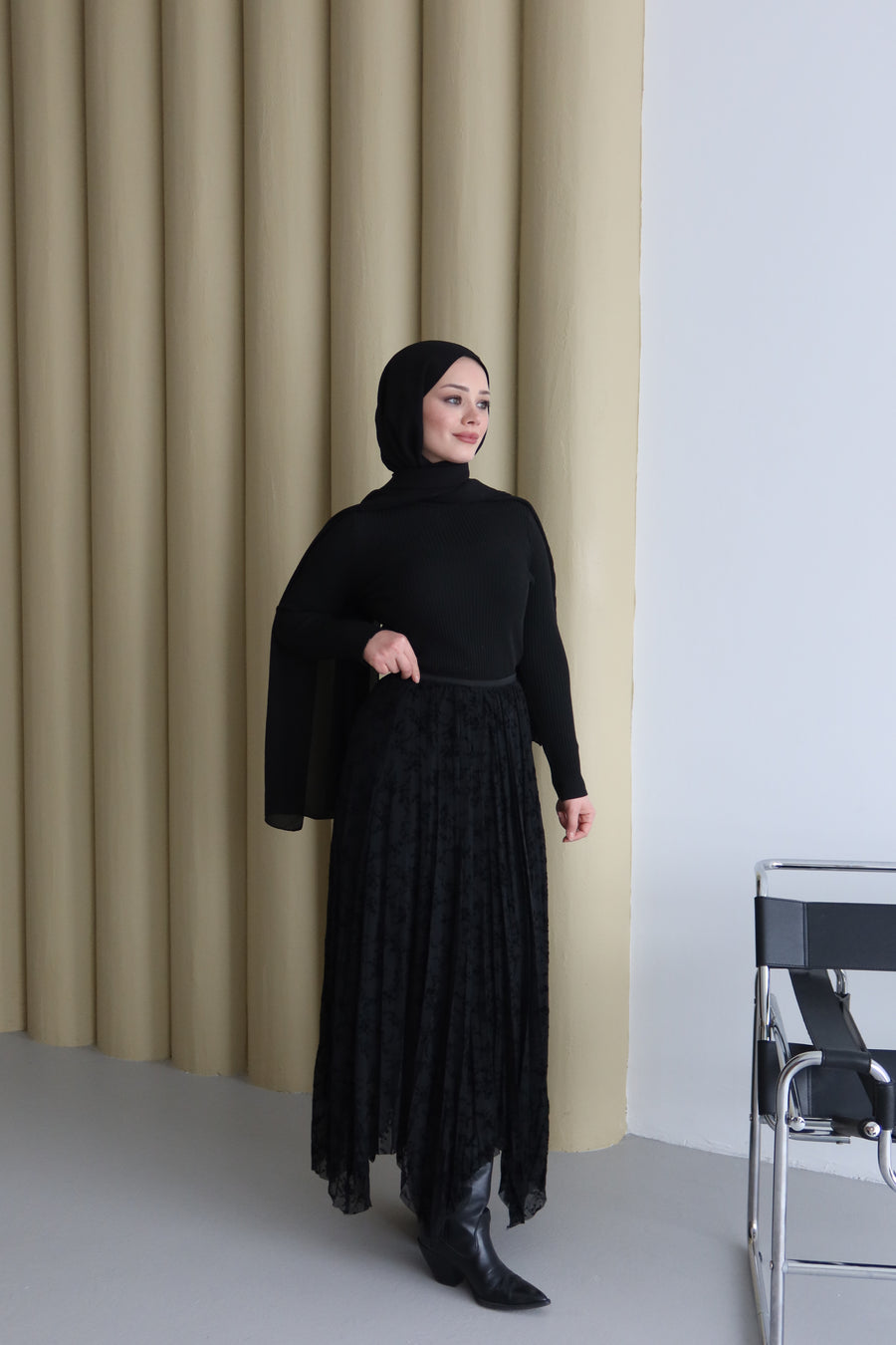 Asimetrik Uçları Dalgalı Kadife Detaylı Etek Siyah