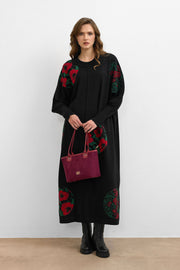 Kuzu Yünlü Çiçek Patchli Elbise – Kırmızı