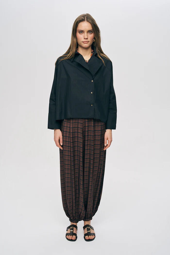 ORF-Kruvaze Görünümlü Modern Kesim Siyah Gömlek