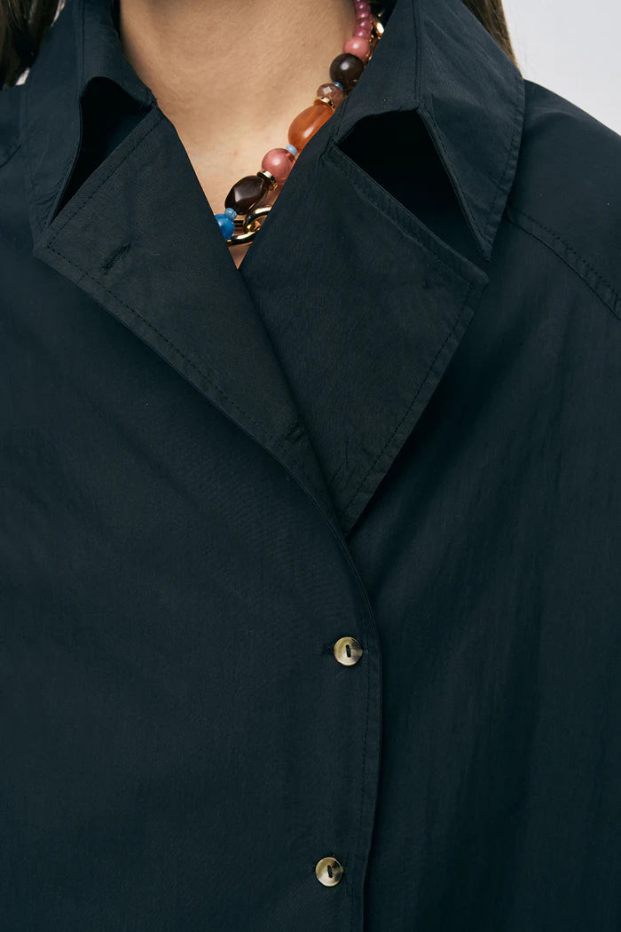 ORF-Kruvaze Görünümlü Modern Kesim Siyah Gömlek