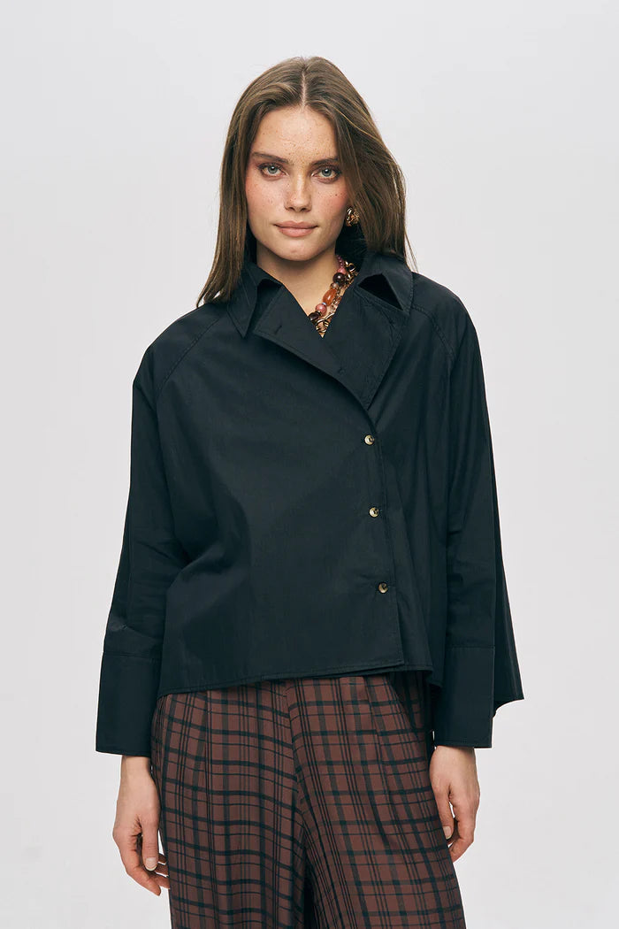 ORF-Kruvaze Görünümlü Modern Kesim Siyah Gömlek