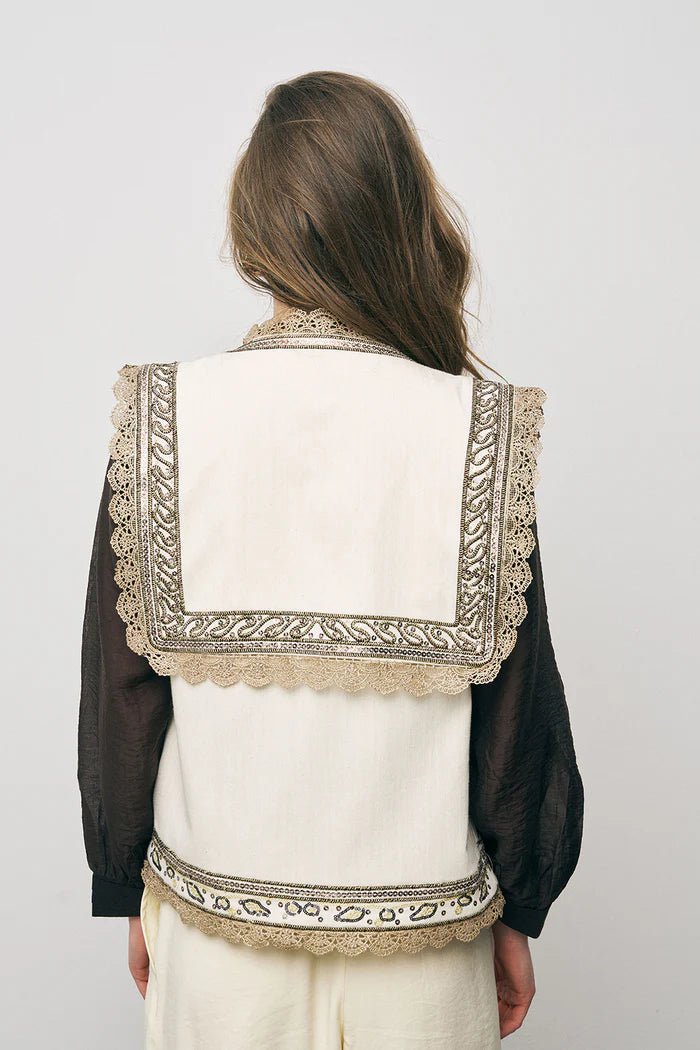 ORF-İşlemeli ve Geniş Yakalı Natur Renk Şık Yelek