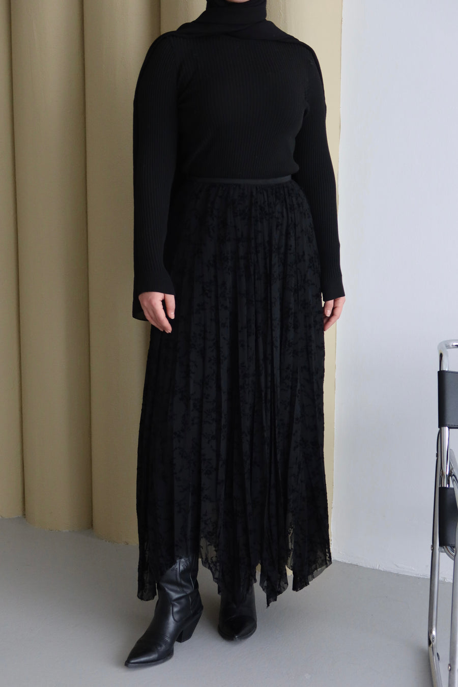 Asimetrik Uçları Dalgalı Kadife Detaylı Etek Siyah