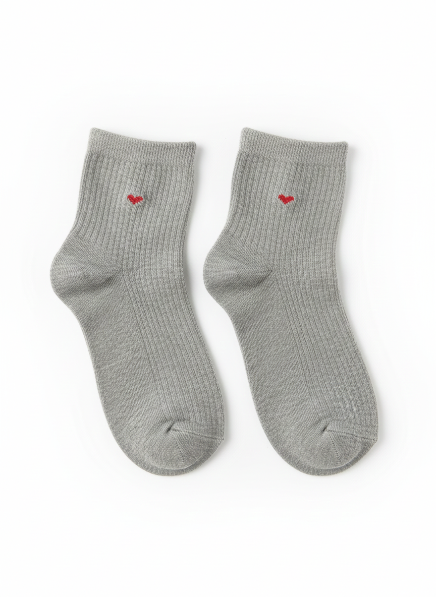 Minimal Kalp Desenli Çorap