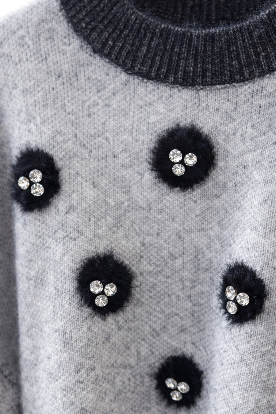 Taşlı Çiçek Detaylı Gri Triko Kazak