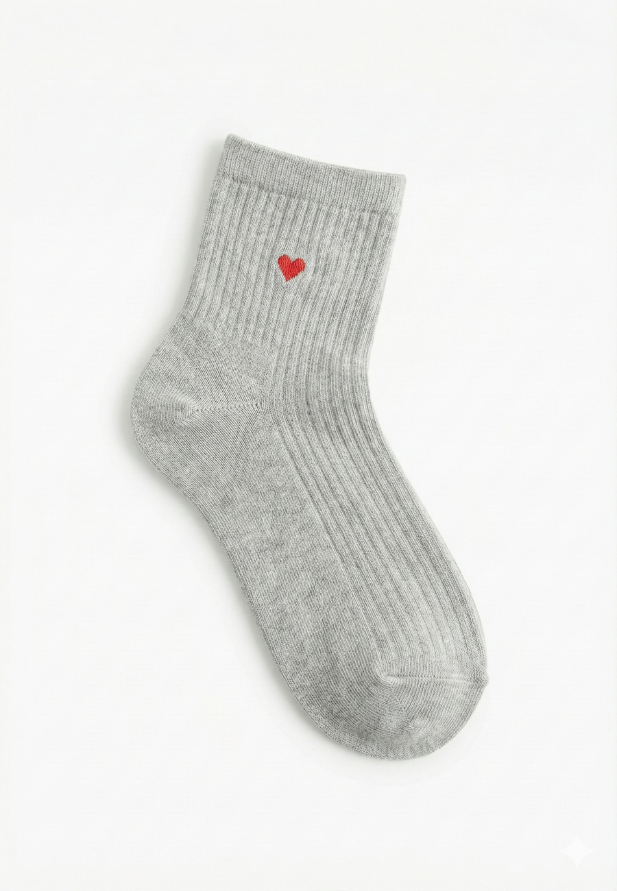 Minimal Kalp Desenli Çorap