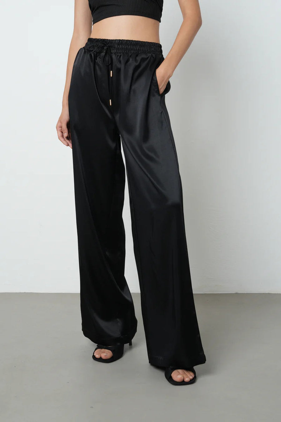 Siyah Parlak Saten Kadın Pantolon – Rahat ve Şık - 45299