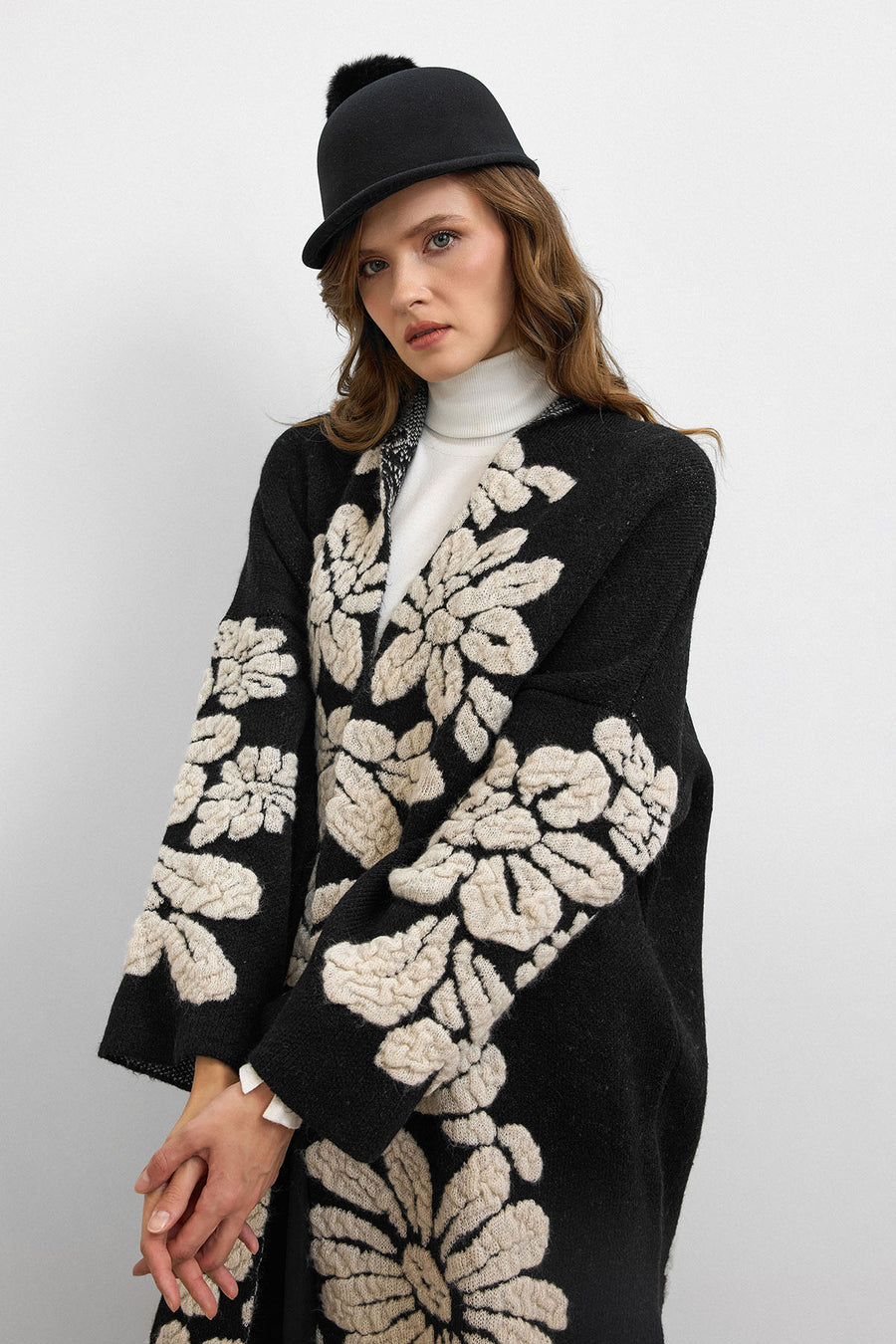 Ponpon Detaylı Siyah Keçe Şapka