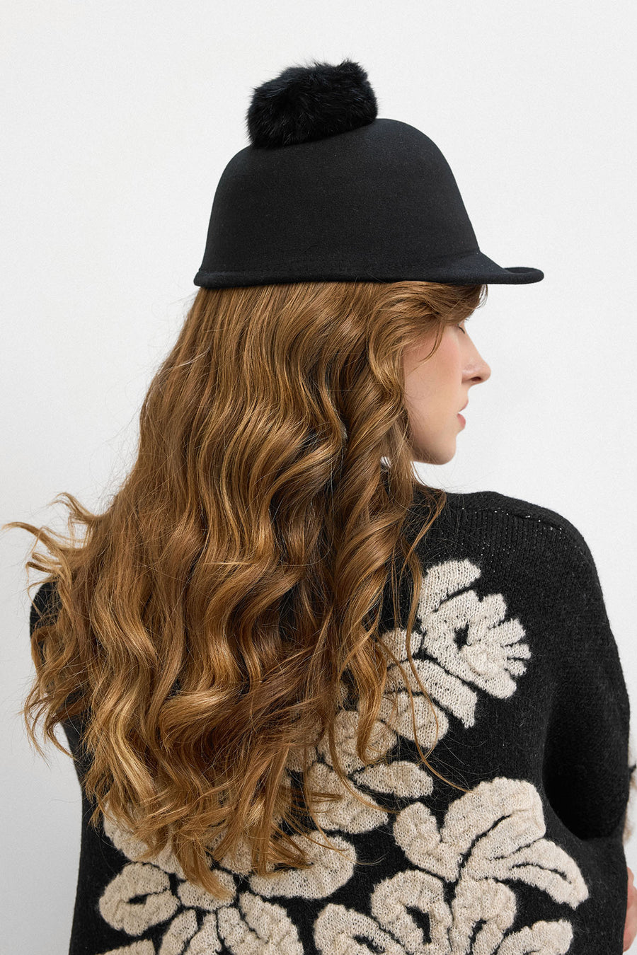 Ponpon Detaylı Siyah Keçe Şapka