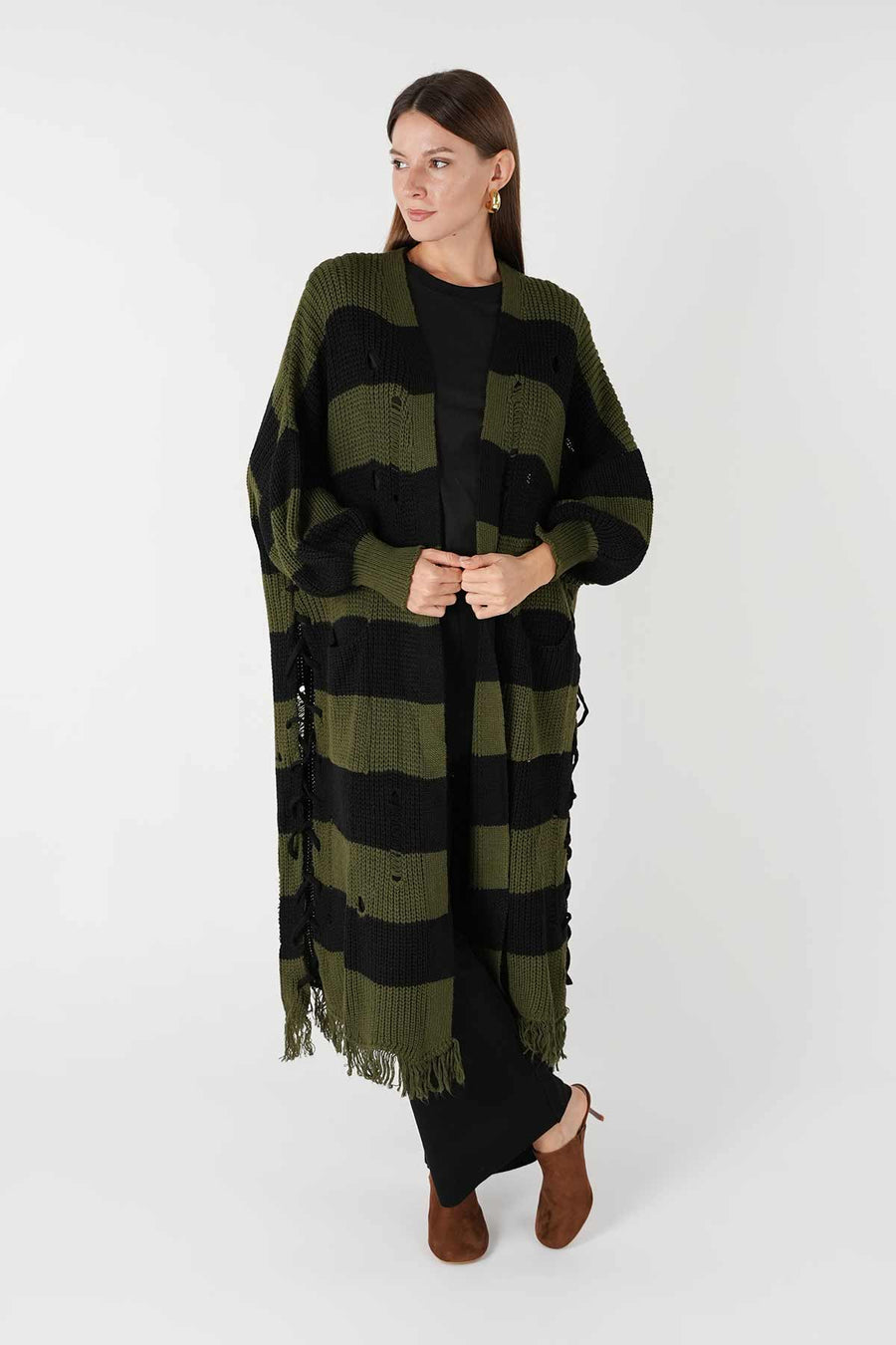 Yandan Bağcıklı Püsküllü Hırka Siyah-Haki