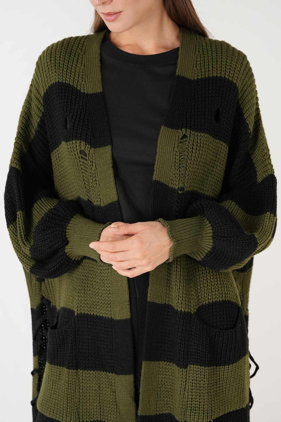 Yandan Bağcıklı Püsküllü Hırka Siyah-Haki