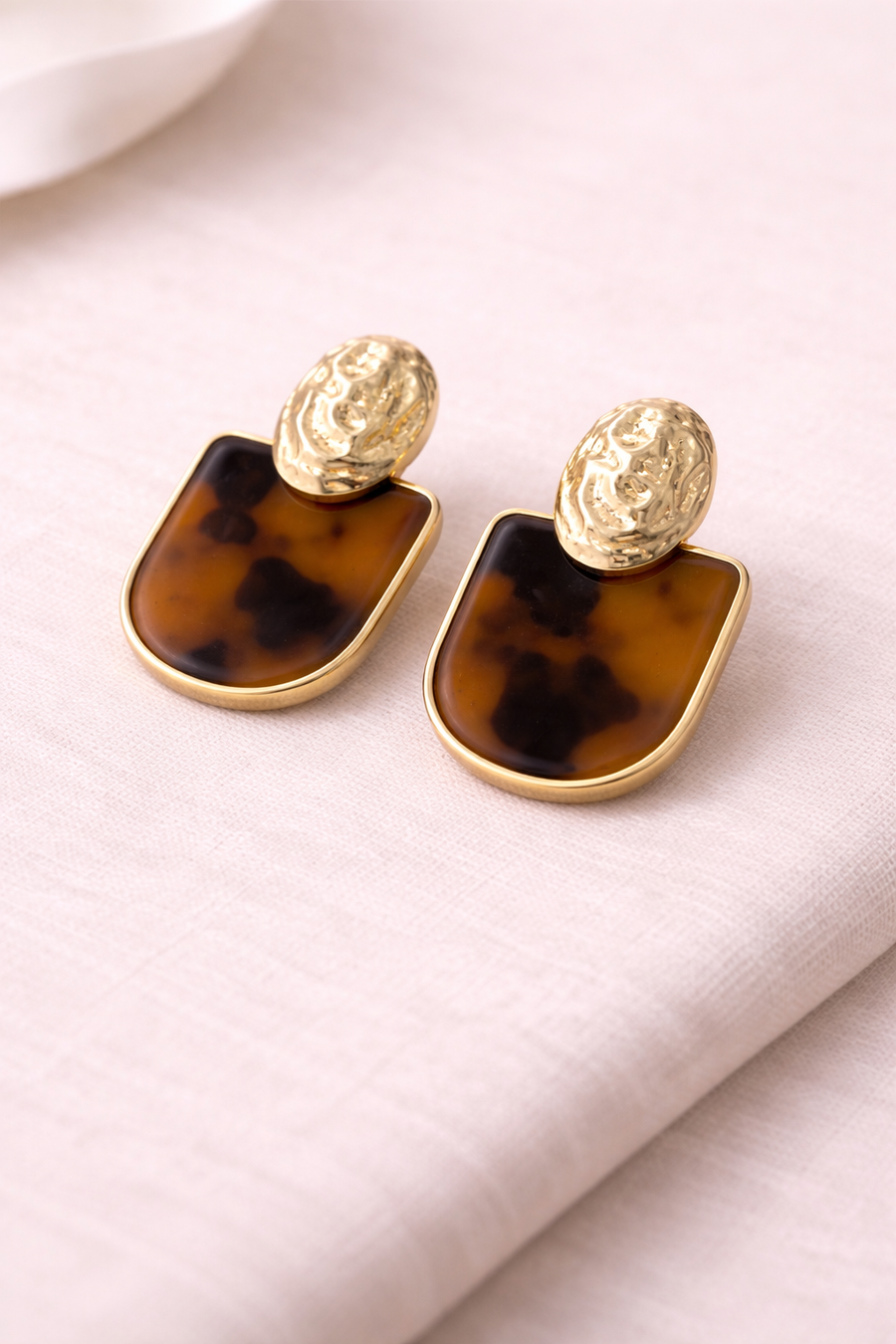 Amber Dokulu Gold Statement Küpe-26SS1002