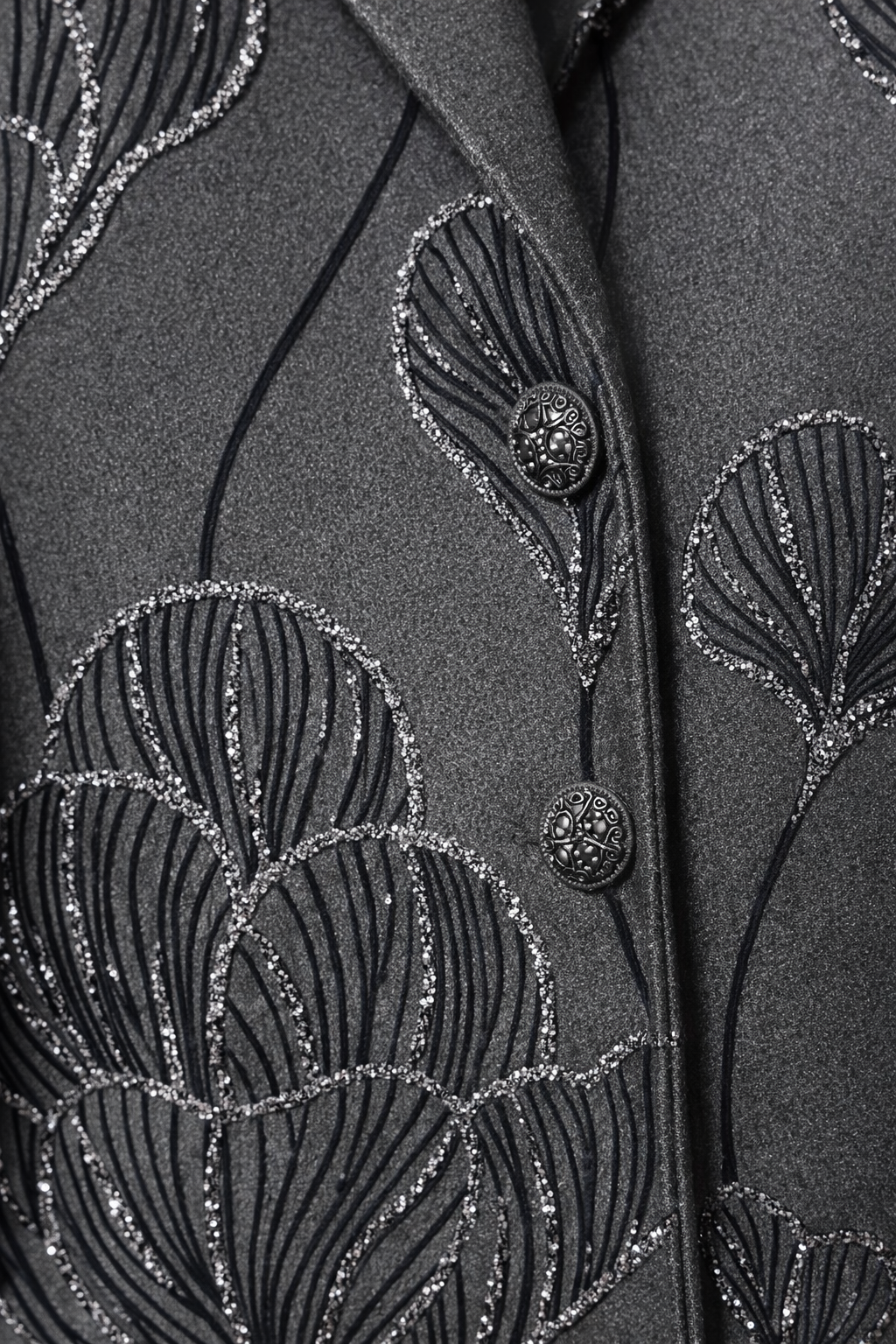 Siyah Yaprak İşlemeli Kuşaklı Kaşe Kaban