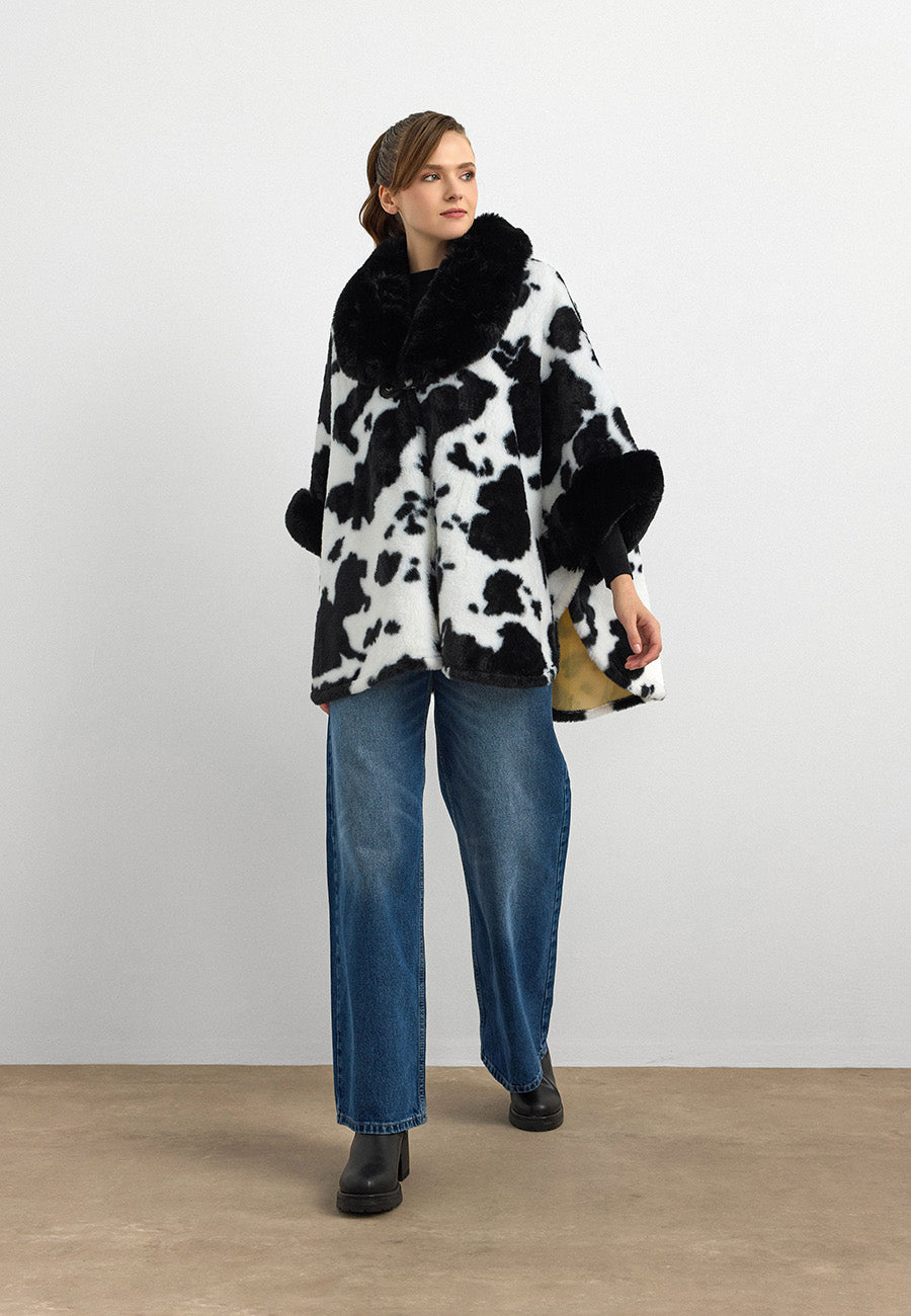 Siyah–Beyaz Desenli Kürk Detaylı Oversize Panço