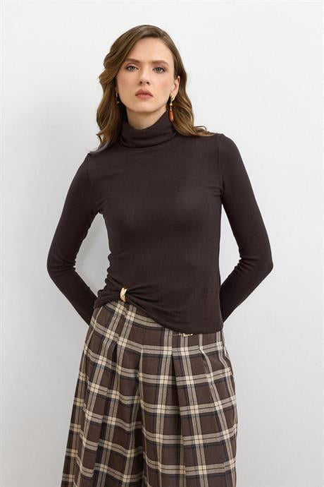 Aksesuar Detaylı Balıkcı Yaka Top-Kahve