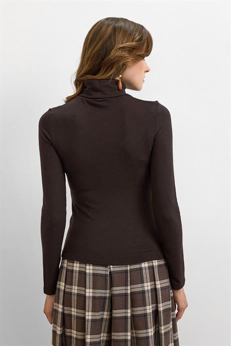 Aksesuar Detaylı Balıkcı Yaka Top-Kahve